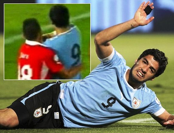 Suarez Pukul Wajah Pemain Chili, Gonzalo Jara